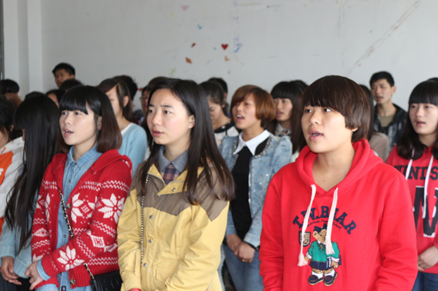 信息工程系推进校园文化建设颂红歌唱校歌活动进行中