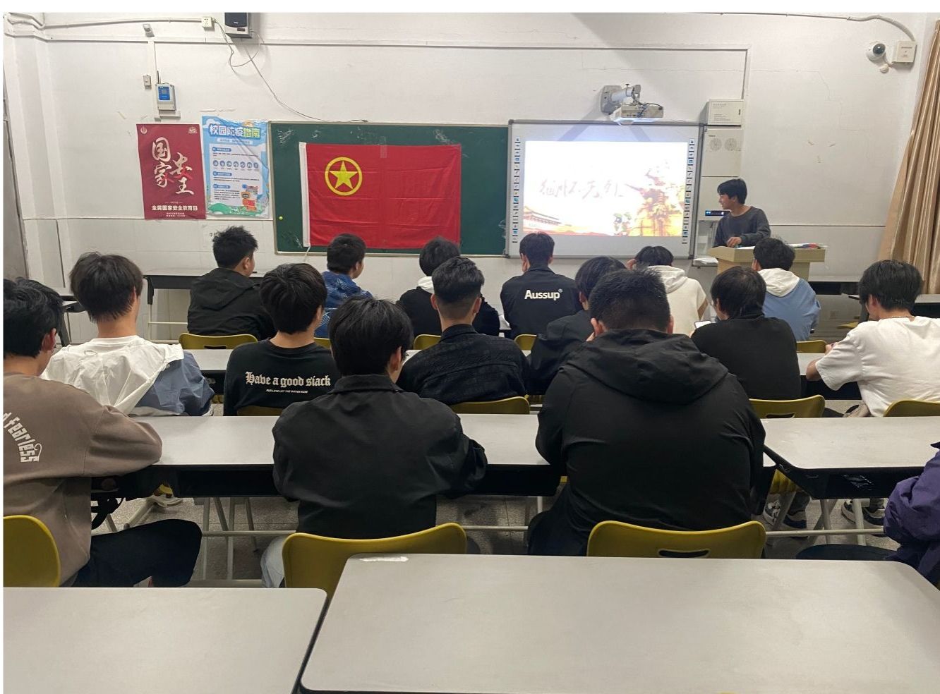 信息工程学院各团支部开展“清明时节,缅怀先烈”主题团日活动
