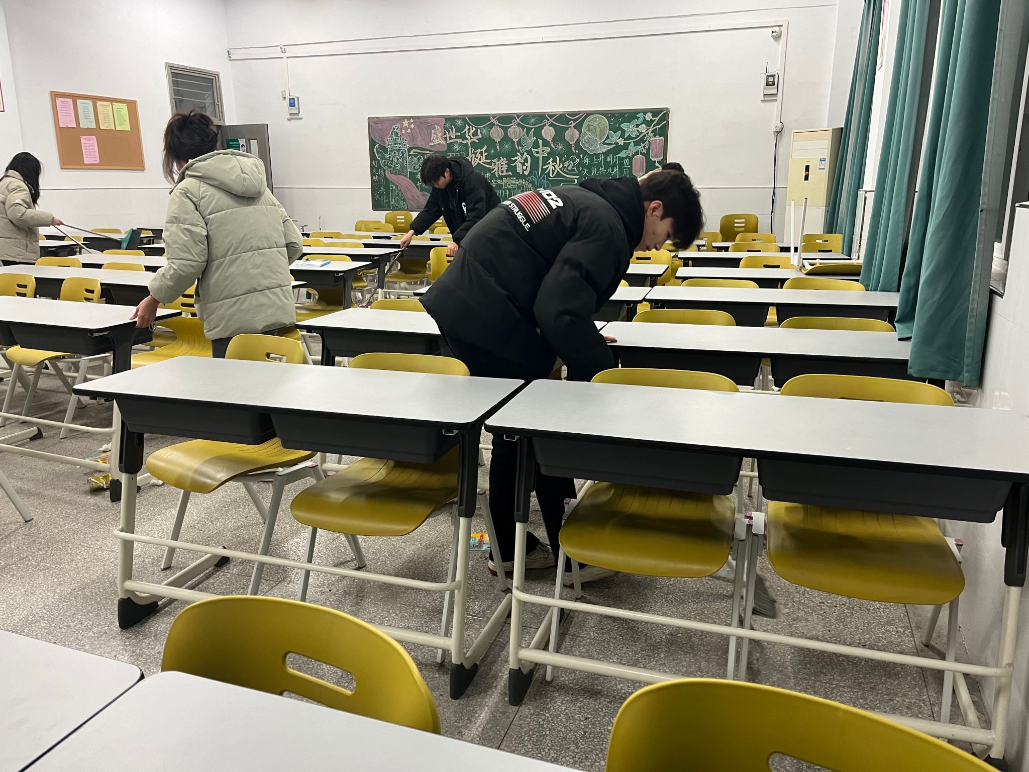 信息工程学院组织开展”整治环境卫生,共享美好家园“ 实践活动